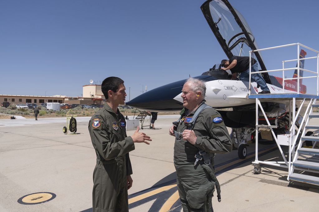 Direktur Jenderal Angkatan Udara Amerika Serikat Frank Kendall (kanan) selepas uji coba jet F-16 yang dilengkapi kecerdasan buatan di Pangkalan Udara Andrews, California, pada 2 Mei 2024.
