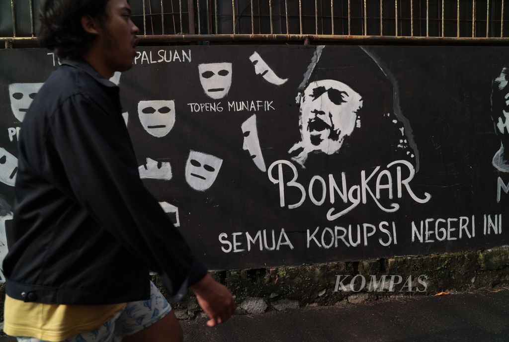 The government's and law enforcement's efforts to investigate the wealth of officials that seems unusual have received support from the public, as depicted in a mural in the Bintaro area of Jakarta on Friday (10/3/2023).