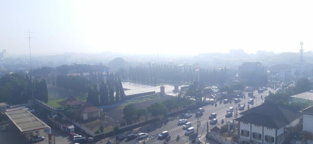 Kabut bercampur asap terjadi di Palembang, Sumatera Selatan, Rabu (22/9/2021). Asap diperkirakan merupakan kiriman dari kebakaran lahan di kawasan Ogan Ilir dan Ogan Komering Ilir.