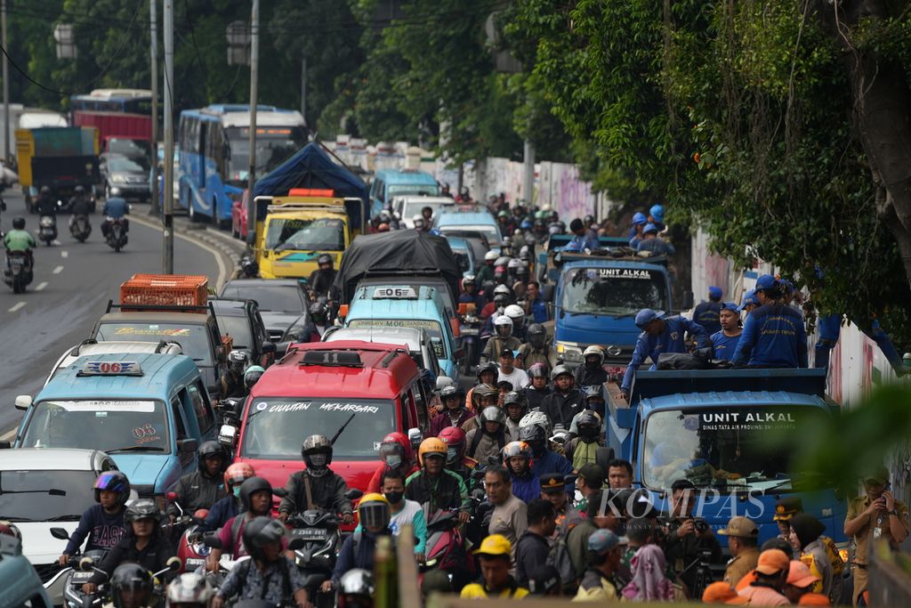 Kemacetan lalu lintas dampak dari penanganan sementara tanggul Kalibaru yang jebol di Simpang Hek, Kramat Jati, Jakarta Timur, Senin (25/3/2024). 