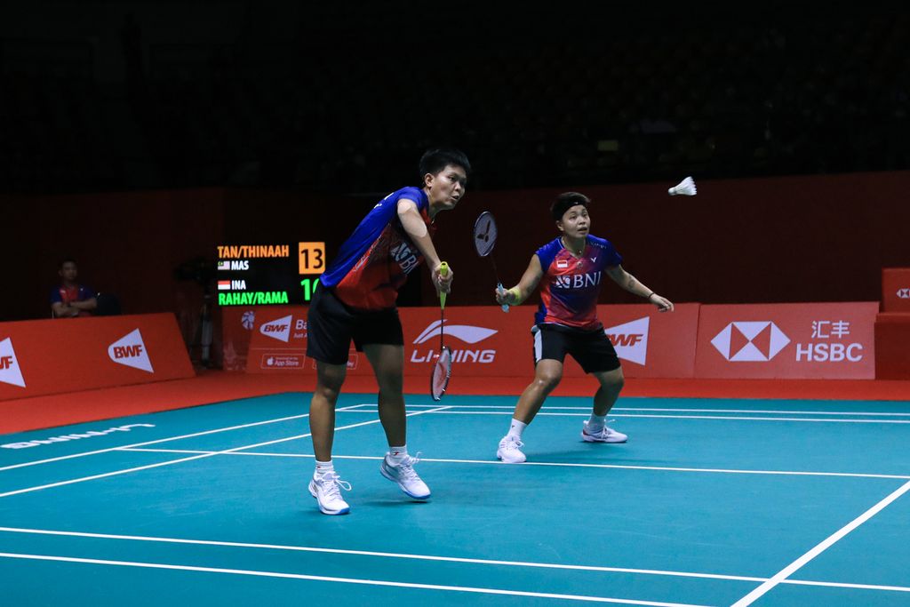 Apriyani Rahayu/Siti Fadia Silva Ramadhanti saat mengawali penampilan dalam turnamen bulu tangkis Final BWF World Tour dengan kemenangan pada Grup B. Di Nimibutr Arena, Bangkok, Thailand, Rabu (7/12/2022), mereka mengalahkan Pearly Tan/Thinaah Muralitharan (Malaysia), 23-21, 21-19.