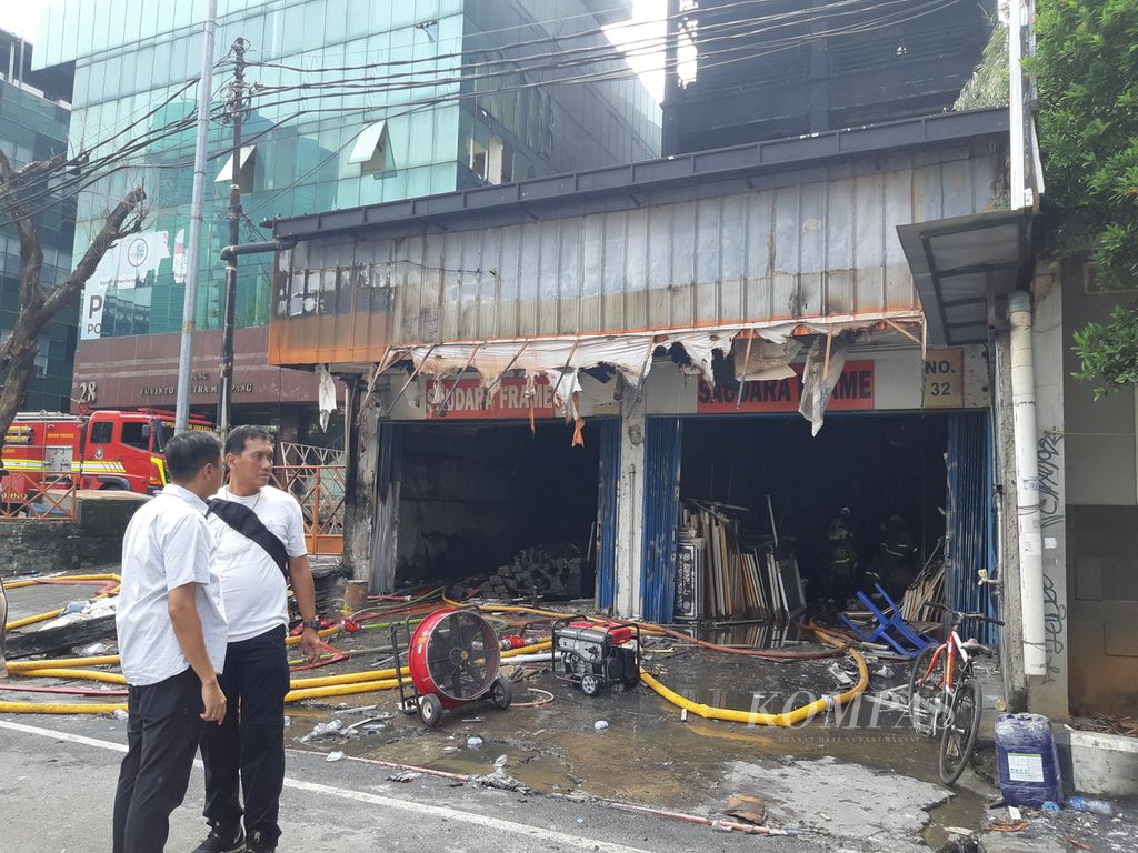 The condition of the shop house that caught fire in the Mampang Prapatan area, South Jakarta, this morning, Friday (19/4/2024). The shophouse caught fire on Thursday (18/4/2024) night.