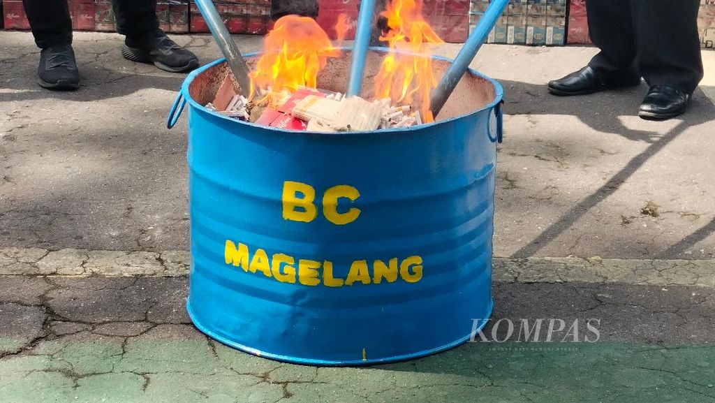 Jutaan batang rokok dimusnahkan dengan cara dibakar di halaman Kantor Pengawasan dan Pelayanan Bea dan Cukai (KPPBC) Tipe Madya Pabean (TMP) C Magelang, Jawa Tengah, Rabu (1/3/2023).