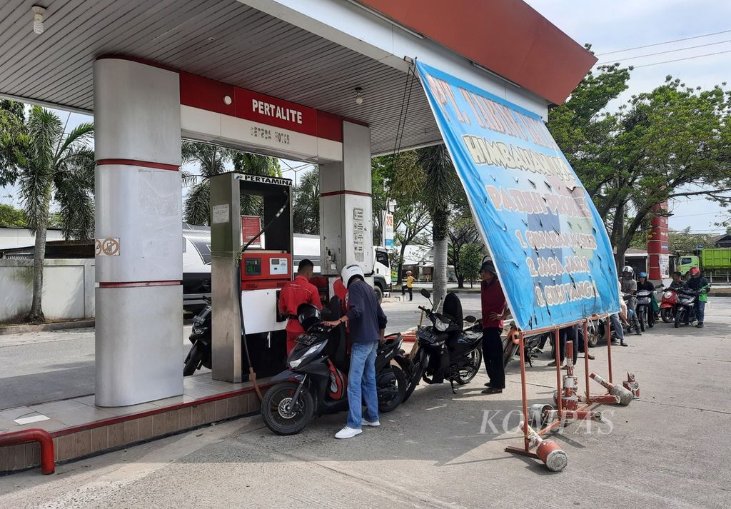 Belasan pengendara sepeda motor mengantre di SPBU Tabing Raya, Kecamatan Koto Tangah, Padang, Sumatera Barat, Selasa (5/4/2022). 