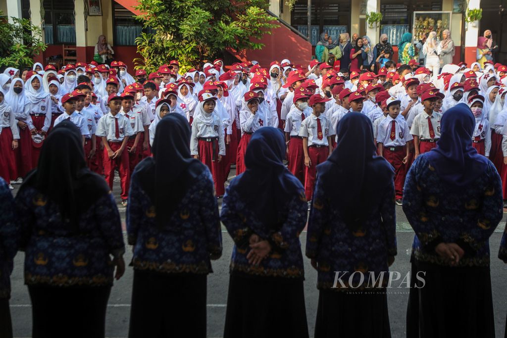 Guru-guru berbaris di depan siswa pada masa pengenalan lingkungan sekolah pada hari pertama sekolah di SDN 1 Depok Jaya, Kota Depok, Jawa Barat, Senin (17/7/2023). 