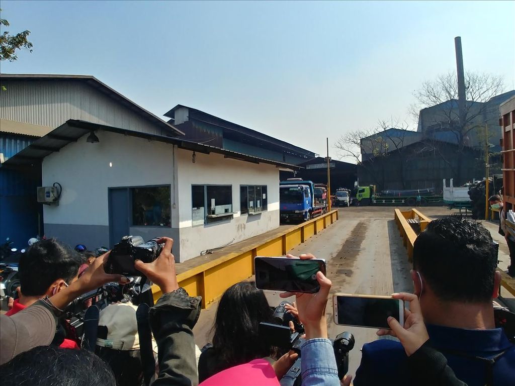 Dinas Lingkungan Hidup DKI Jakarta mengajak puluhan awak media untuk meliput kegiatan inspeksi mendadak serta penjatuhan sanksi terhadap dua pabrik di Jalan Raya Bekasi, Jakarta Timur, Kamis (8/8/2019). Emisi dari cerobong kedua perusahaan itu, menurut hasil verifikasi Dinas Lingkungan Hidup, melampaui batas baku mutu yang ditentukan peraturan. 