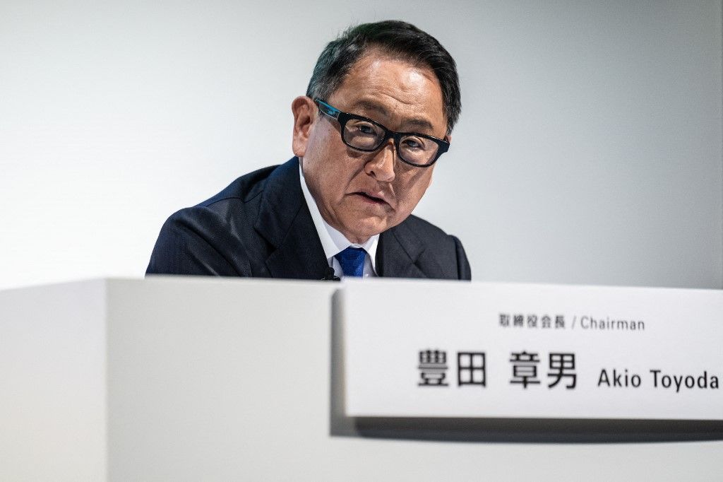 Pemimpin Umum Toyota Motor Corporation Akio Toyoda berbicara dalam konferensi pers di Tokyo, Jepang, pada Senin (3/6/2024). Toyota mengumumkan telah menghentikan pengiriman dan penjualan tiga model Toyota di Jepang karena kesalahan prosedur sertifikasi model-model tersebut di Jepang. 