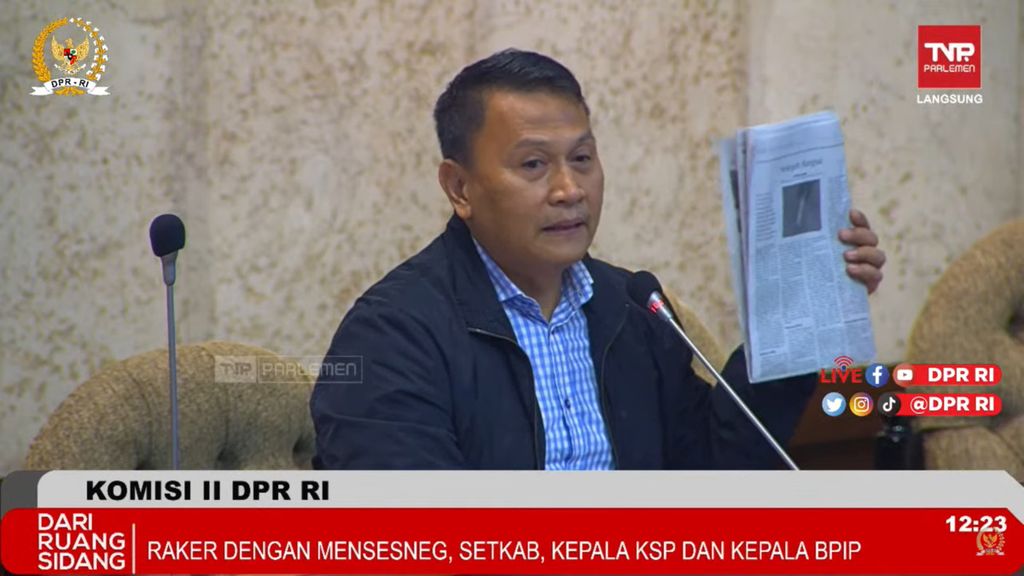 Anggota Komisi II DPR RI dari Fraksi PKS, Mardani Ali Sera, pada rapat kerja Komisi II DPR RI dengan Menteri Sekretaris Negara (Mensesneg) di Jakarta, Senin (4/4/2022). Mardani mencalonkan kembali sebagai caleg DPR RI dari dapil DKI Jakarta 1.