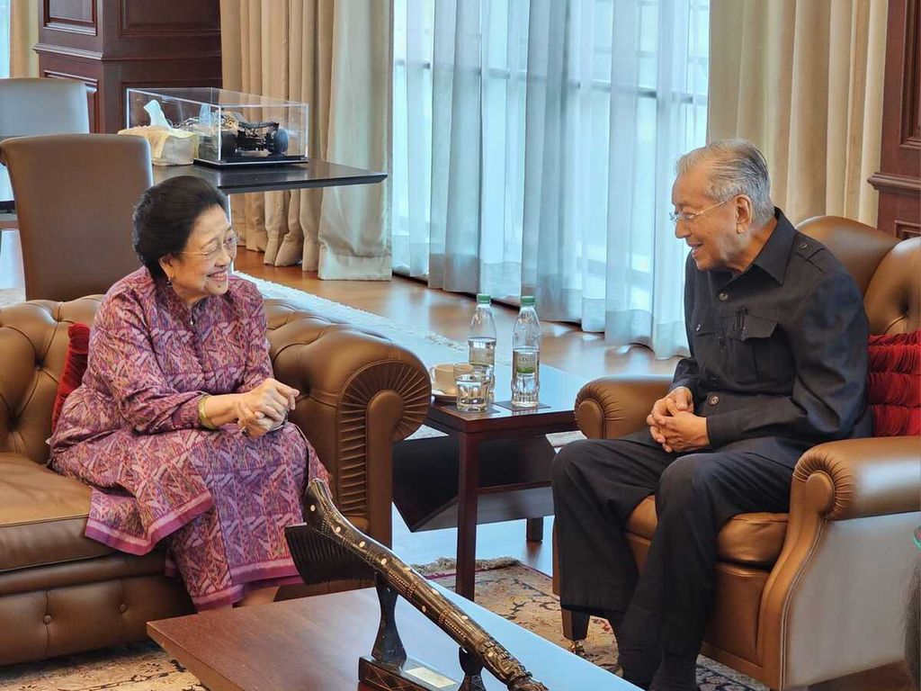 Presiden RI ke-5 Megawati Soekarnoputri berbincang dengan mantan Perdana Menteri Malaysia Mahathir Mohamad di kediaman Mahathir di Kuala Lumpur, Malaysia, Selasa (3/10/2023).