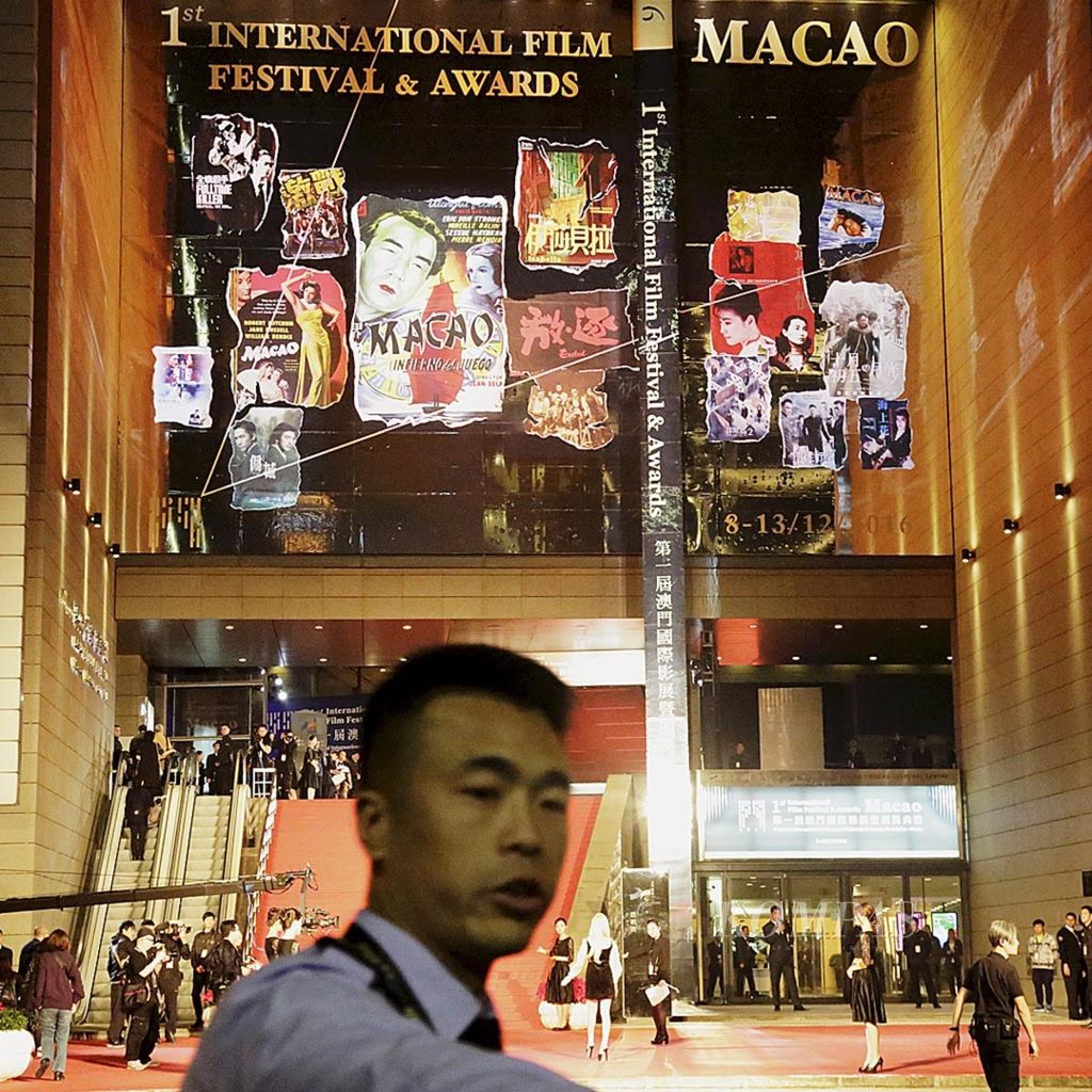 Suasana di luar gedung saat pembukaan Macau International Film Festival 2016, di gedung Pusat Kebudayaan, Makau. 