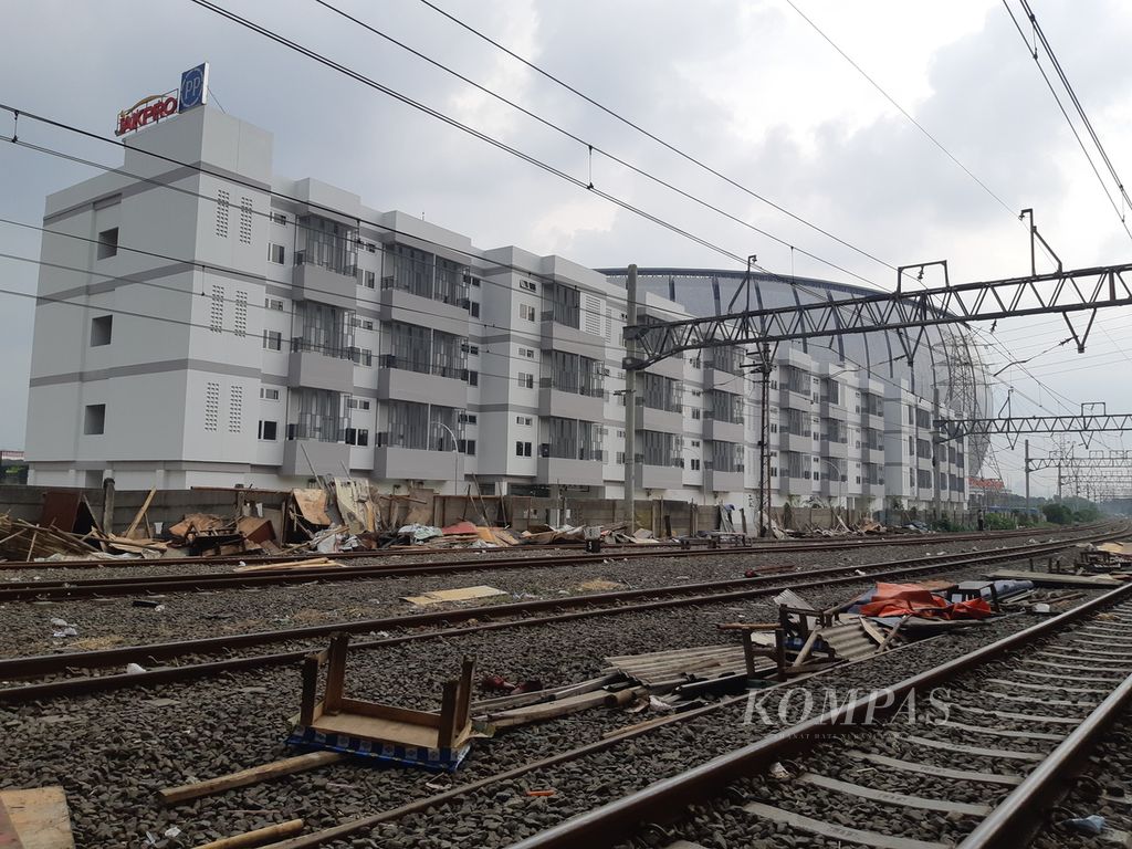 Kondisi rel kereta api lintasan Jakarta Kota-Tanjung Priok, Jakarta Utara, seusai bangunan liar di area tersebut ditertibkan, Selasa (11/10/2022).