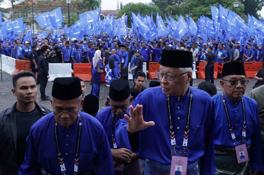 Perdana Menteri Malaysia Ismail Sabri Yaakob (kedua dari kanan) dari Organisasi Nasional Melayu Bersatu (UMNO) tiba untuk menyerahkan dokumen pencalonan di Bera, Pahang,  Malaysia, 5 November 2022. 
