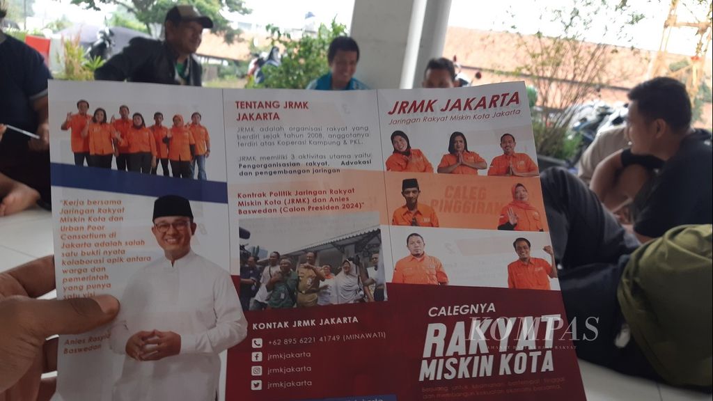 Salah satu model stiker dari caleg DPR, Guntoro Gugun Muhammad, di Kampung Susun Akuarium, Jakarta Utara, Jumat (1/12/2023) sore. Stiker itu digunakan tim sukses saat gelar kampanye <i>door to door</i> ke rumah warga.