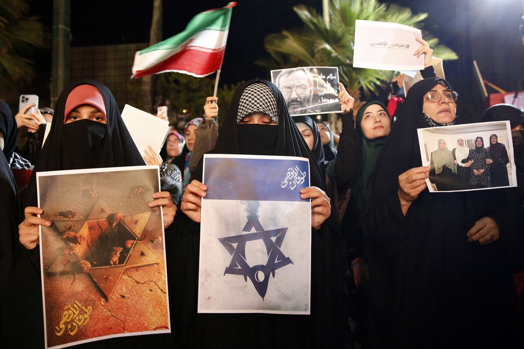 Warga Iran mengikuti aksi solidaritas untuk Palestina di Teheran, Iran setelah militan Hamas melancarkan serangan mematikan melalui udara, darat, dan laut ke Israel dari Jalur Gaza, Sabtu (7/10/2023). 