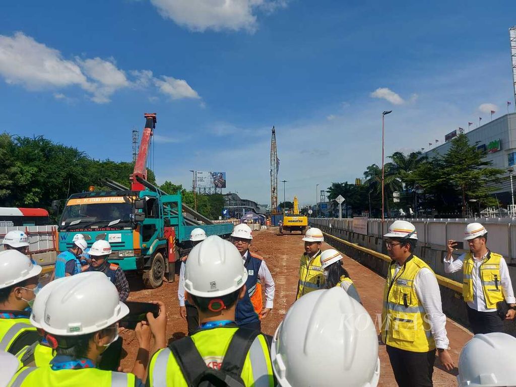 Jajaran Direksi PT Jakarta Propertindo mengajak sejumlah pimpinan media untuk melihat dan meninjau pembangunan LRT Jakarta Fase 1B yang meliputi rute Velodrome sampai Manggarai, Rabu (29/11/2023).