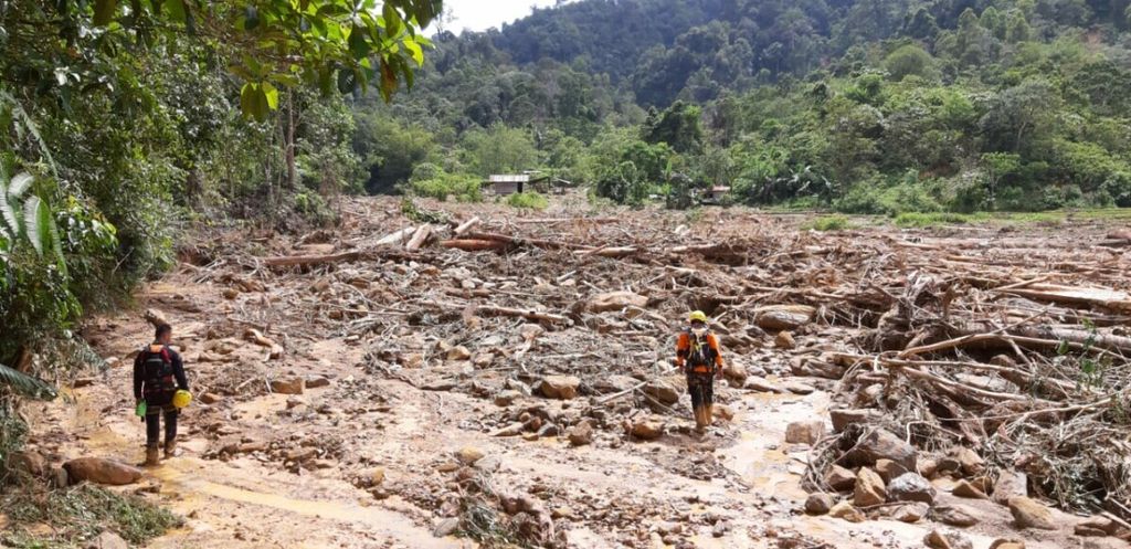 Tim SAR gabungan melakukan pencarian tujuh korban hilang yang diduga terseret arus banjir bandang di Desa Bongkaras dan Longkotan, Kecamatan Silima Pungga-Pungga, Kabupaten Dairi, Sumatera Utara, Rabu (19/12/2018). 