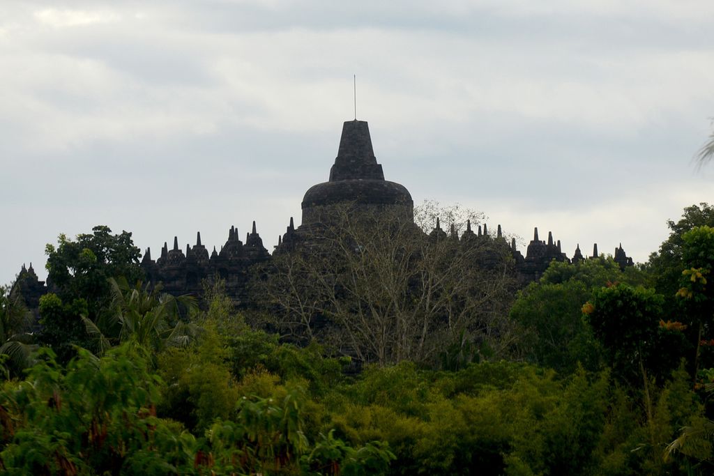 Candi Borobudur terlihat dari Dusun Ngaran, Desa Borobudur, Kecamatan Borobudur, Magelang, Jawa Tengah, Kamis (24/6/2021). Balai Konservasi Borobudur menutup sementara kawasan Zona 1 di candi tersebut dari kunjungan wisatawan hingga 2 Juli 2021. Penutupan juga dilakukan terhadap Candi Mendut dan Pawon untuk mengurangi risiko penyebaran pandemi Covid-19.