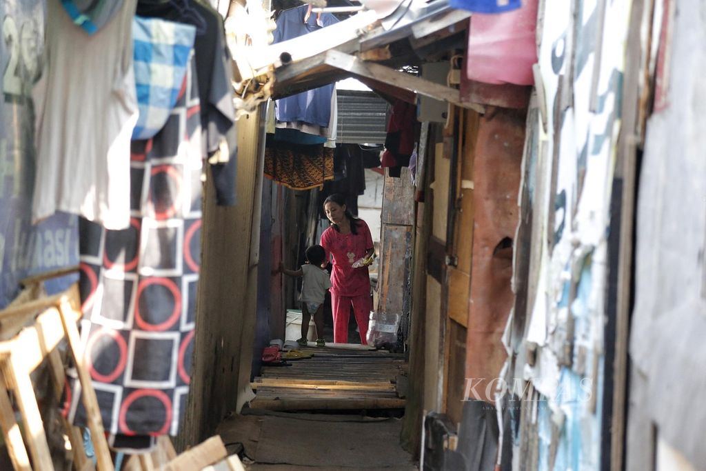 Residents were seen engaging in activities in front of their home located in a densely populated semi-permanent residential area in Pademangan, North Jakarta, on Thursday (17/7/2023).
