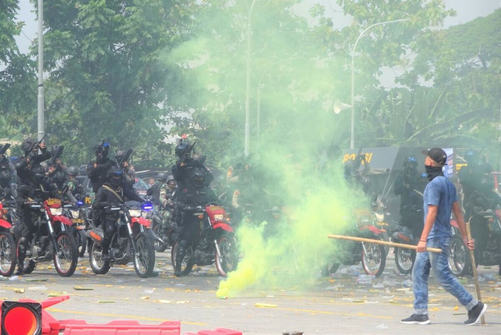 Pasukan Polri dan TNI melaksanakan simulasi sistem pengamanan kota (sispamkota) menghadapi kontijensi konflik sosial di Wilayah Solo di area parkir De Tjolomadoe, Kabupaten Karangnayar, Jawa Tengah, Rabu (13/3/2019).