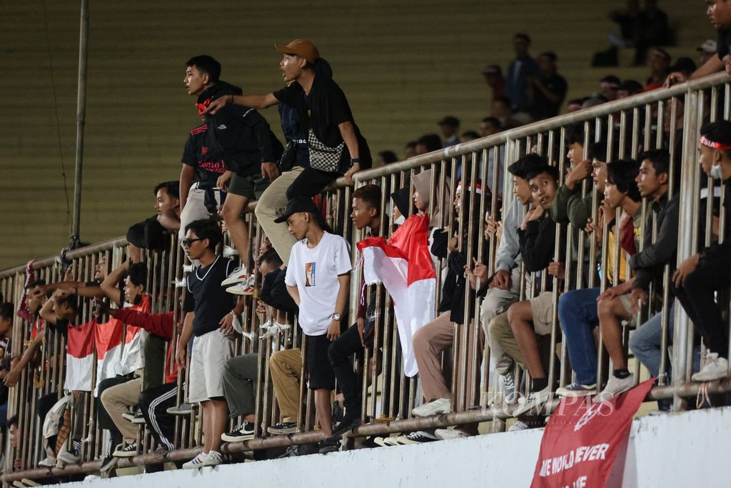 Penonton menyaksikan pertandingan Indonesia melawan Singapura dalam laga Piala AFF U-16 2022 di Stadion Maguwoharjo, Sleman, DI Yogyakarta, Rabu (3/8/2022). Pertandingan itu disaksikan sekitar 1.700 penonton. 