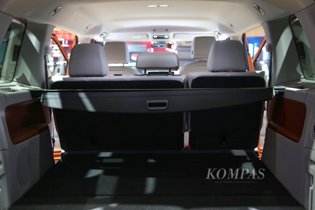 Tanpa jok baris ketiga, ruang bagasi ID Buzz berkapasitas 1.121 liter. Penerus VW Kombi bertenaga listrik ini diluncurkan dalam Gaikindo Indonesia International Auto Show (GIIAS) 2024 di ICE BSD, Tangerang, Banten, Rabu (17/7/2024). 