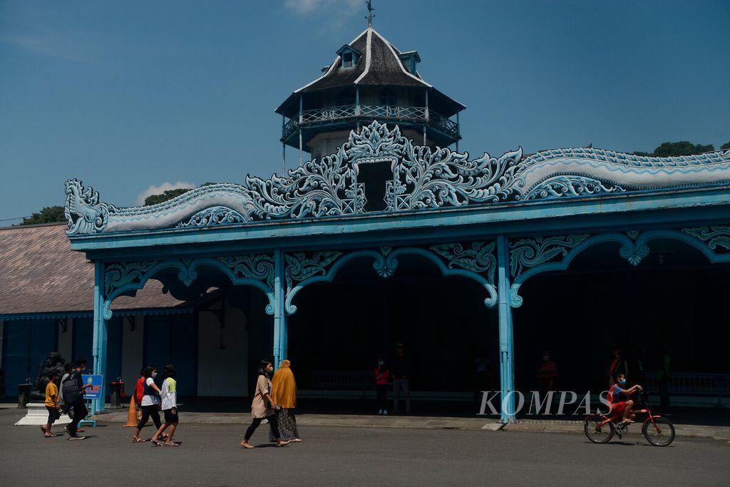 Wisatawan dari sejumlah daerah memanfaatkan libur mereka dengan mengunjungi tempat wisara salah satunya di kawasan Keraton Surakarta di Kota Surakarta, Jawa Tengah, Selasa (3/5/2022).