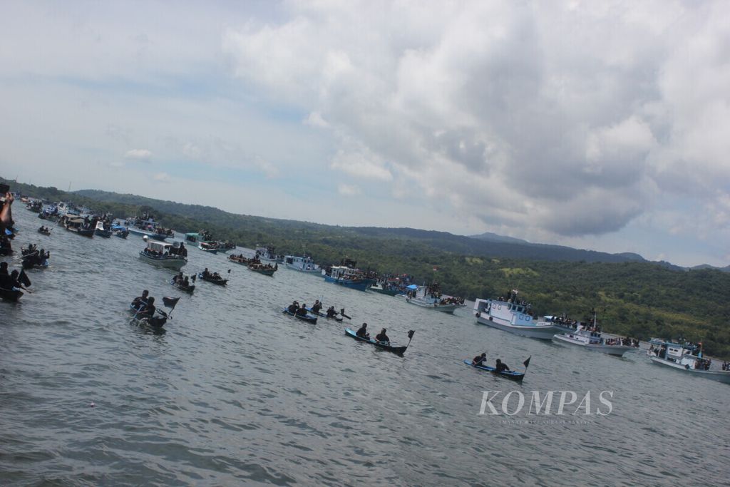 Seremoni laut dalam perayaan Semana Santa yang melibatkan ratusan perahu dan kapal motor, Jumat (30/3/2018), di Flores Timur, NTT. 