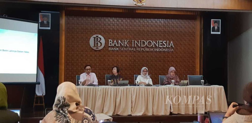 Suasana konferensi pers terkait PBU Nomor 21/1/PBI/2019 tentang Ketentuan Utang Luar Negeri (ULN) dan Kewajiban Bank Lainnya dalam Valas yang akan berlaku per 1 Maret 2019. Konferensi dilakukan di Jakarta, Kamis (24/1/2019)