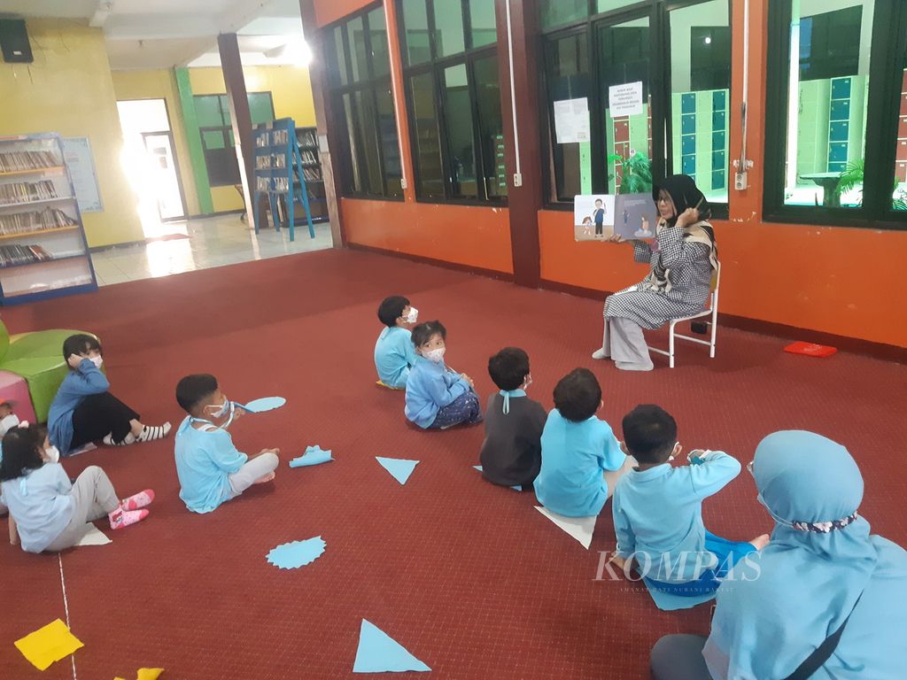 Sejumlah peserta didik Taman Kanak-kanak (TK) ABC Montessori mengikuti kelas "Story Telling" di Perpustakaan 400 Kota Cirebon, Jawa Barat, Selasa (17/1/2023). 