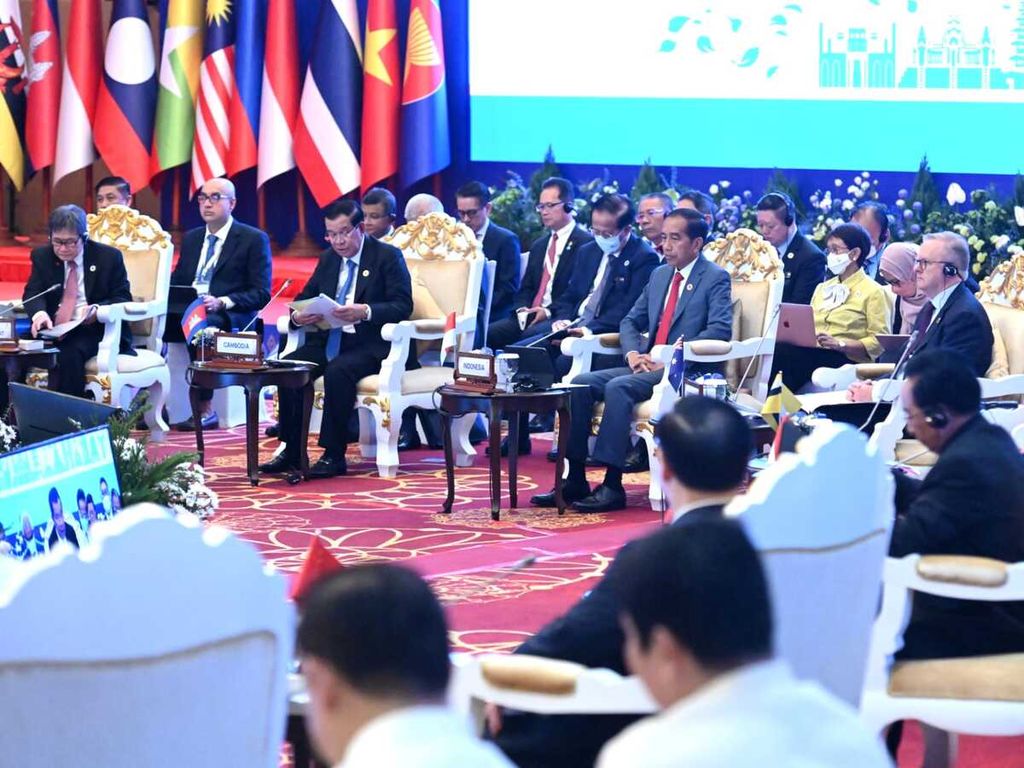 Presiden Joko Widodo saat menghadiri ASEAN Global Dialogue ke-2: Post Covid-19 Comprehensive Recovery, di Hotel Sokha, Phnom Penh, Kamboja, Minggu (13/11/2022).
