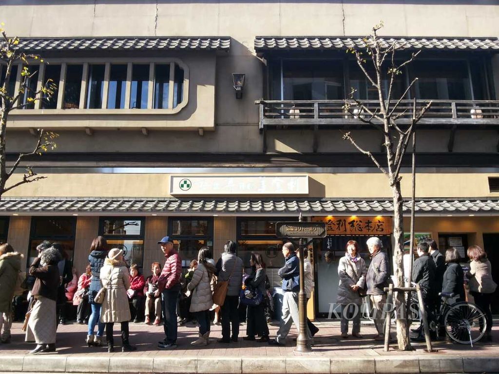 Tetap gaya saat antre masuk restoran di salah satu ruas jalan di kawasan Ginza yang terkenal sebagai pusat mode kelas atas di Tokyo, Jepang, Rabu (11/12/2013).