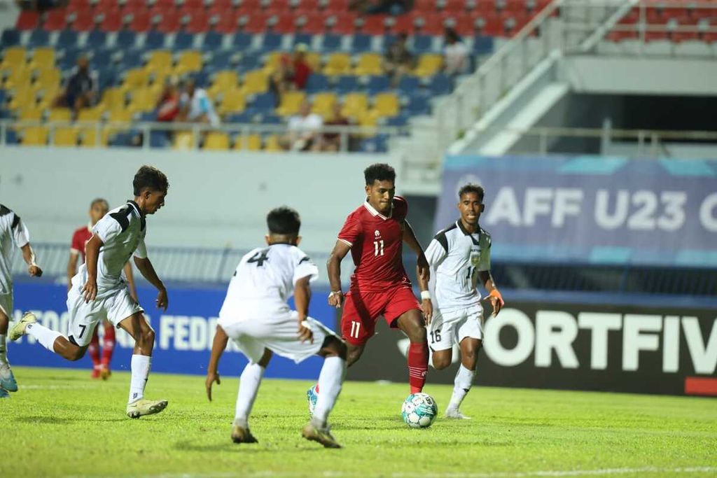 Pemain tim sepak bola Indonesia U-23, Jeam Kelly Sroyer, menggiring bola dengan dikepung para pemain belakang Timor Leste dalam laga penyisihan Grup B Piala AFF U-23 di Stadion Provinsi Rayong, Thailand, Minggu (20/8/2023) malam. Indonesia akhirnya lolos ke babak semifinal Piala AFF U-23 sebagai tim peringkat kedua terbaik.