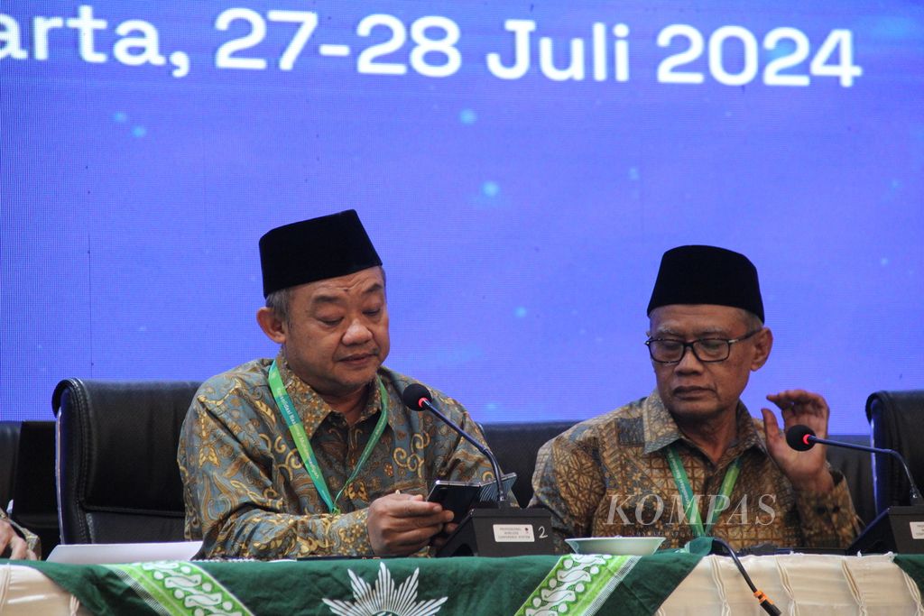 Sekretaris Umum Pimpinan Pusat Muhammadiyah Abdul Mu'ti (kiri) menyampaikan keterangan dalam konferensi pers seusai Konsolidasi Nasional Muhammadiyah, Minggu (28/7/2024), di Convention Hall Masjid Walidah Dahlan Universitas Aisyiyah Yogyakarta, Kabupaten Sleman, Daerah Istimewa Yogyakarta. 