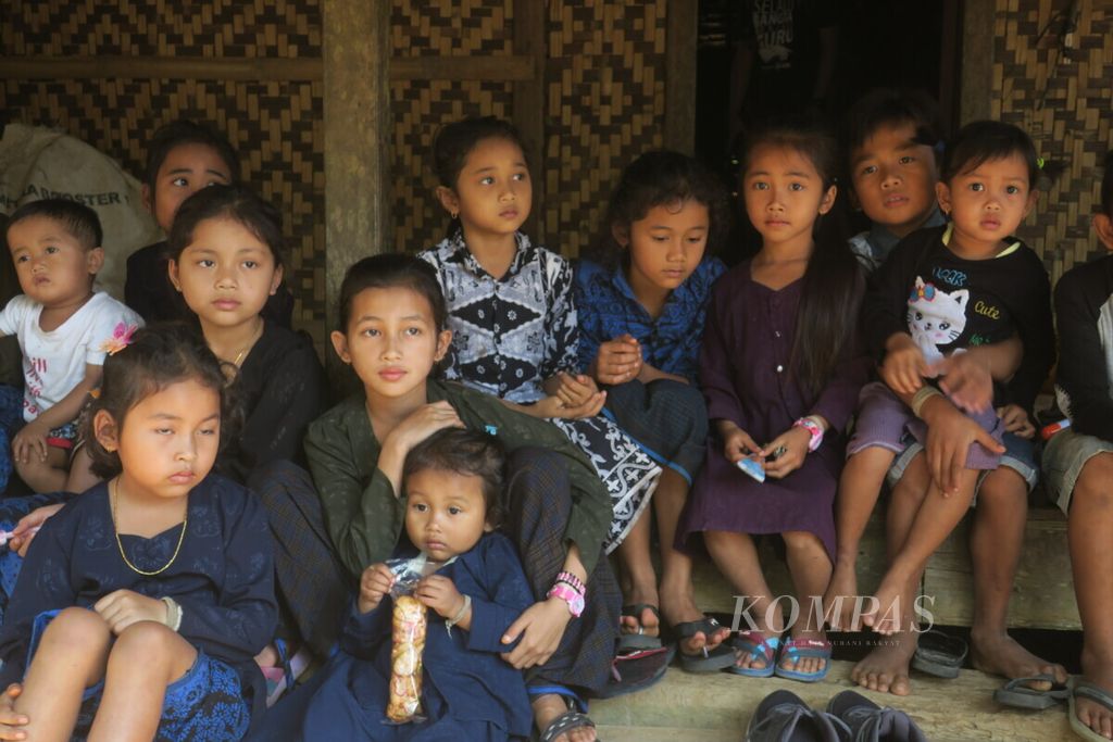 Anak-anak suku Baduy Luar di Kampung Kadujangkung, Desa Kanekes, Kabupaten Lebak, Banten.