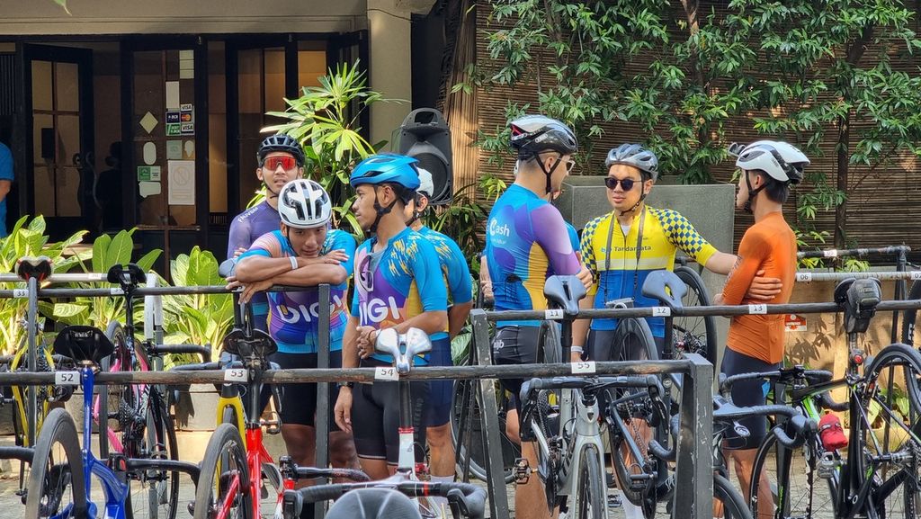 Sejumlah peserta bersiap bersepeda dalam rangkaian Coffee Ride Cycling De Jabar di kafe Yumaju Coffee, Kota Bandung, Jawa Barat, Minggu (9/4/2023). 