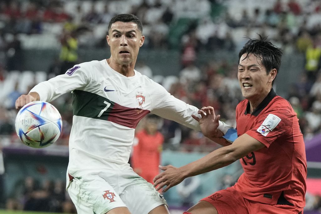 Ujung tombak Portugal Cristiano Ronaldo (kiri) dan pemain Korea Selatan Kim Young-gwon bersaing memperebutkan bola pada pertandingan sepak bola grup H Piala Dunia antara Korea Selatan dan Portugal, di Education City Stadium di Al Rayyan, Qatar, Jumat (2/12/2022). 