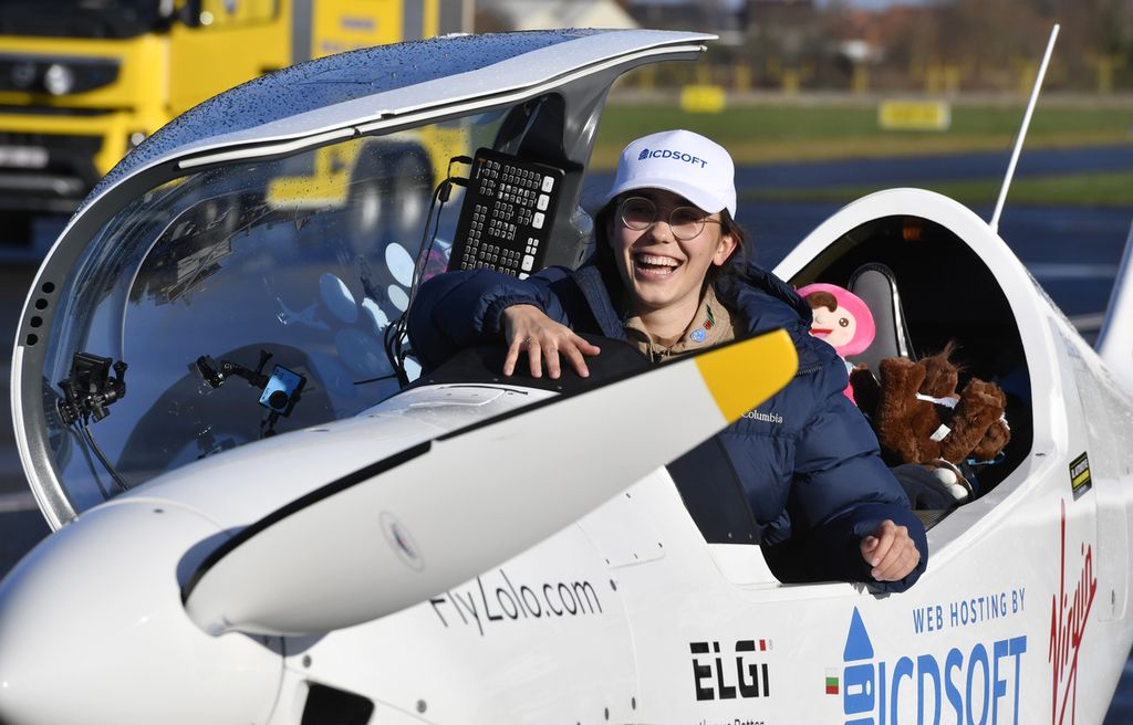 Pilot remaja, Zara Rutherford, tersenyum saat keluar dari kokpit setelah mendaratkan pesawat ultraringan Shark di Kortrijk, Belgia, 20 Januari 2022. Rutherford mencatatkan namanya dalam rekor dunia sebagai perempuan termuda yang terbang solo keliling dunia.