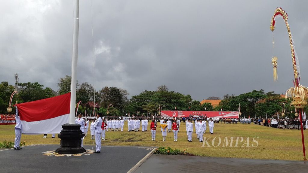 Suasana upacara pengibaran bendera Merah Putih dalam rangka HUT Ke-78 Kemerdekaan Republik Indonesia di Lapangan Lumintang, Kota Denpasar, Bali, Kamis (17/8/2023). 