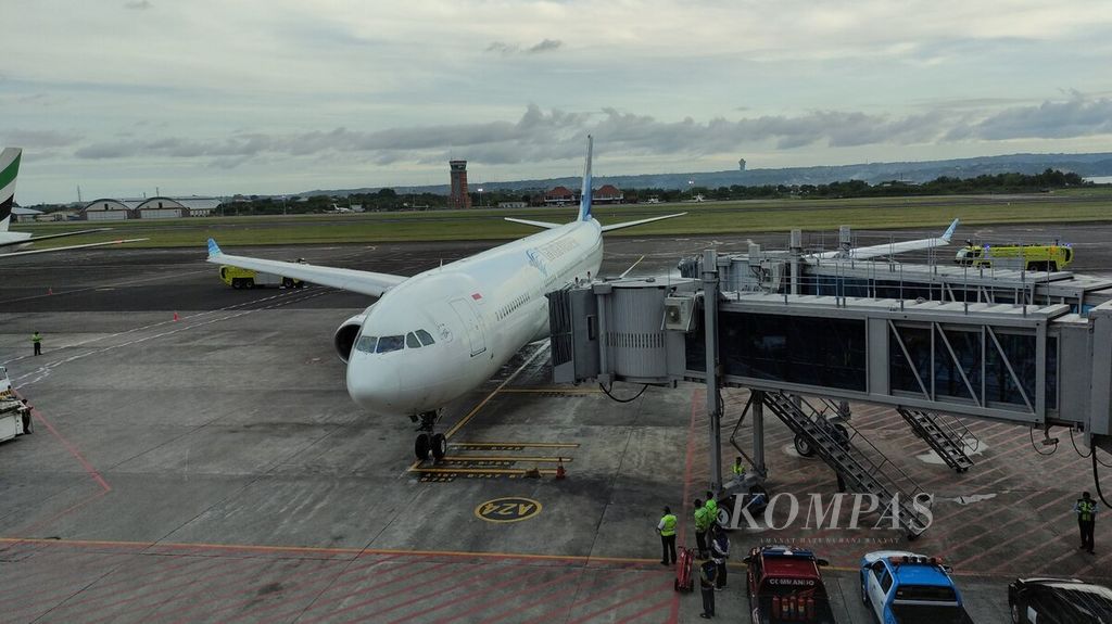 Garuda Indonesia kembali mengoperasikan rute penerbangan langsung dari Seoul ke Bali dan sebaliknya, dari Bali ke Seoul. Pesawat Garuda Indonesia penerbangan dari Seoul, Korea Selatan, tiba di Bandara Internasional I Gusti Ngurah Rai, Badung, Bali, Minggu (4/12/2022). 