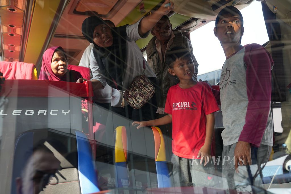 Penumpang jurusan Pulau Sumatera naik bus di Terminal Terpadu Pulo Gebang, Jakarta Timur, Senin (1/4/2024).