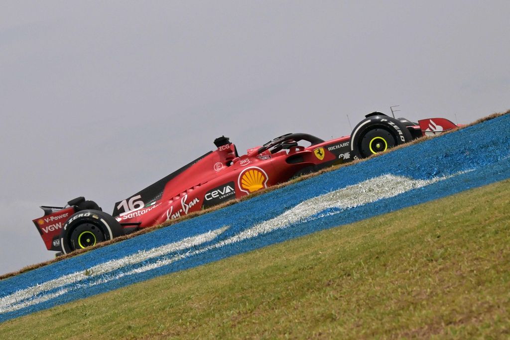Pebalap Ferrari, Charles Leclerc, memacu mobilnya saat latihan bebas di Interlagos, Sabtu (4/11/2023) dini hari WIB. Leclerc akan start dari posisi kedua.