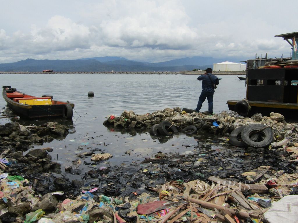 Kondisi perairan Teluk Lampung yang tercemar sampah plastik dan limbah oli pada Rabu (9/3/2022).
