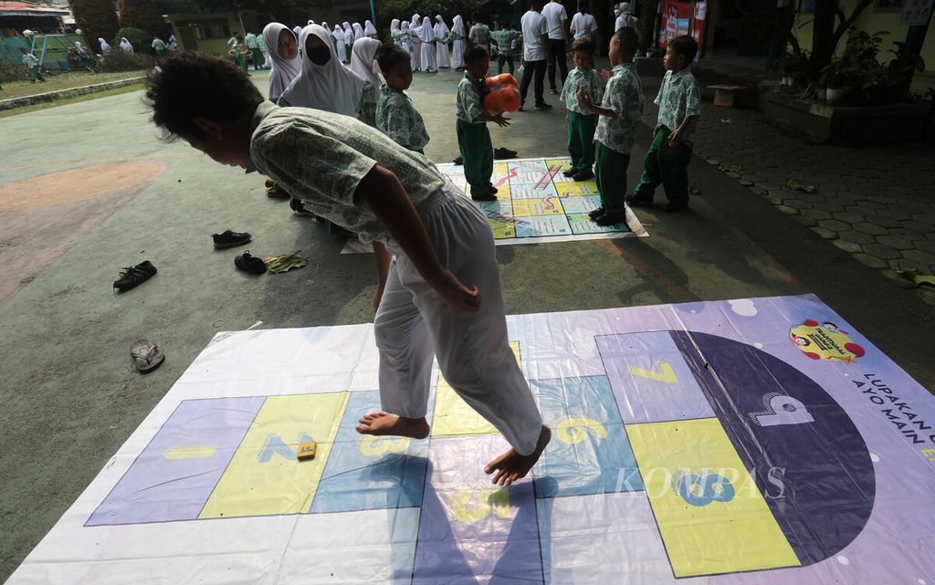 Ilustrasi kegiatan anak-anak. Anak-anak bermain engklek di halaman sekolah SD Islam Al-Ashar, Pondok Aren, Tangerang Selatan, Banten, Kamis (15/9/2022). 