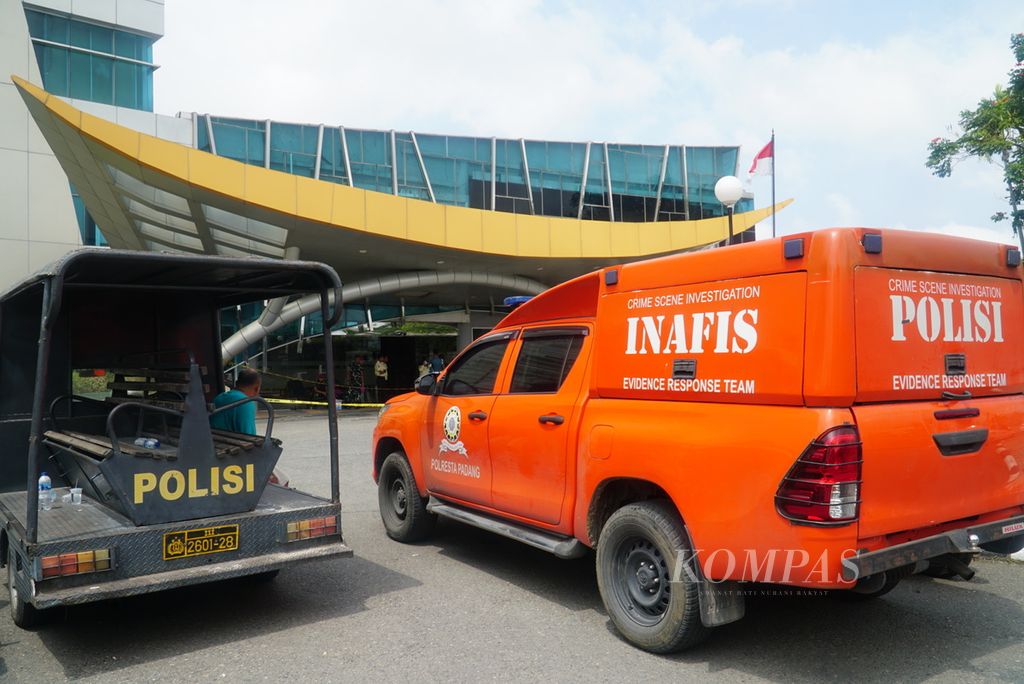 Mobil Inafis dan polisi diparkir di halaman rumah sakit seusai insiden ledakan di Rumah Sakit Semen Padang, Kota Padang, Sumatera Barat, Rabu (31/1/2024). 