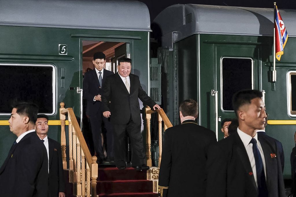 Pemimpin Korea Utara Kim Jong Un (atas, kanan) keluar dari kereta yang dinaikinya dari Pyongyang, Korea Utara, setelah melewati perbatasan di Khasan, sekitar 127 kilometer selatan Vladivostok, Rusia, Selasa (12/9/2023). 