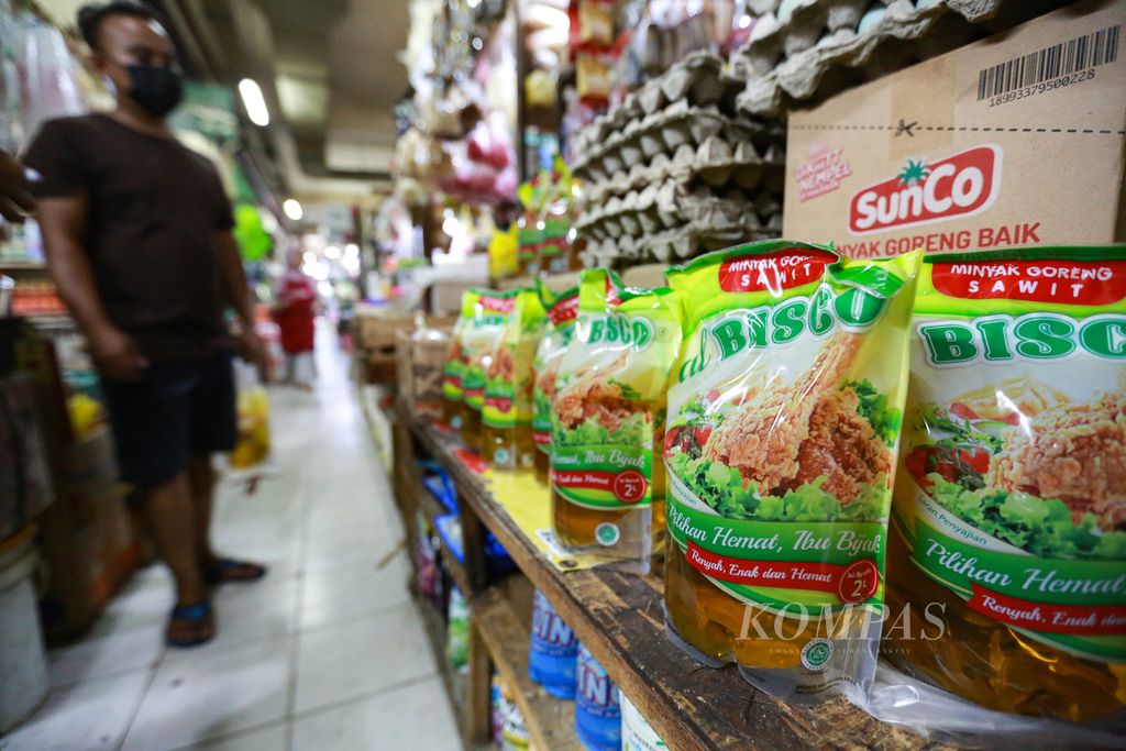 Mnyak goreng kemasan yang dijual pedagang di Pasar Santa, Kebayoran Baru, Jakarta Selatan, Selasa (15/3/2022).