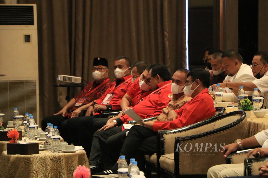 Gubernur Sumatera Utara Edy Rahmayadi (kedua dari kanan) berbincang dengan Ketua DPP Partai Demokrasi Indonesia Perjuangan Djarot Saiful Hidayat, yang juga anggota DPR, saat Rapat Koordinasi Pemenangan PDI-P Sumut di Medan, Jumat (26/8/2022). Komunikasi politik mulai menghangat menjelang Pilkada 2024. 