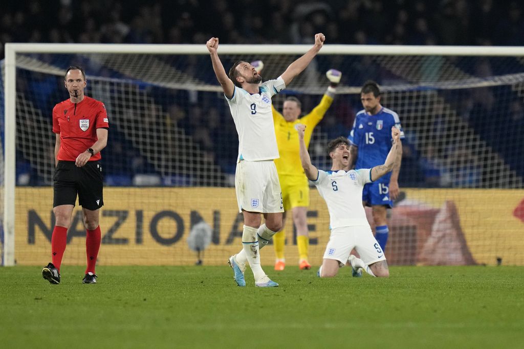 Pemain Inggris, Harry Kane, melakukan selebrasi seusai pertandingan kualifikasi Piala Eropa Grup C antara Italia dan Inggris di Stadion Diego Maradona, Napoli, Italia, Juma (24/3/2023) dini hari WIB. Inggris mengalahkan Italia, 2-1.