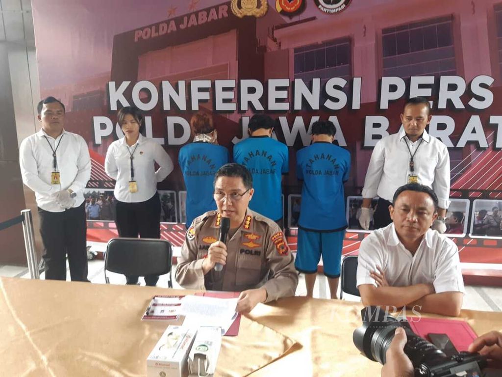 Kepala Bidang Humas Polda Jawa Barat Kombes Jules Abraham Abast menyampaikan hasil penyidikan kasus dugaan pembunuhan berencana seorang warga bernama Indriana Dewi di Bandung, Jabar, Senin (4/3/2024). Terdapat tiga tersangka dalam kasus ini.