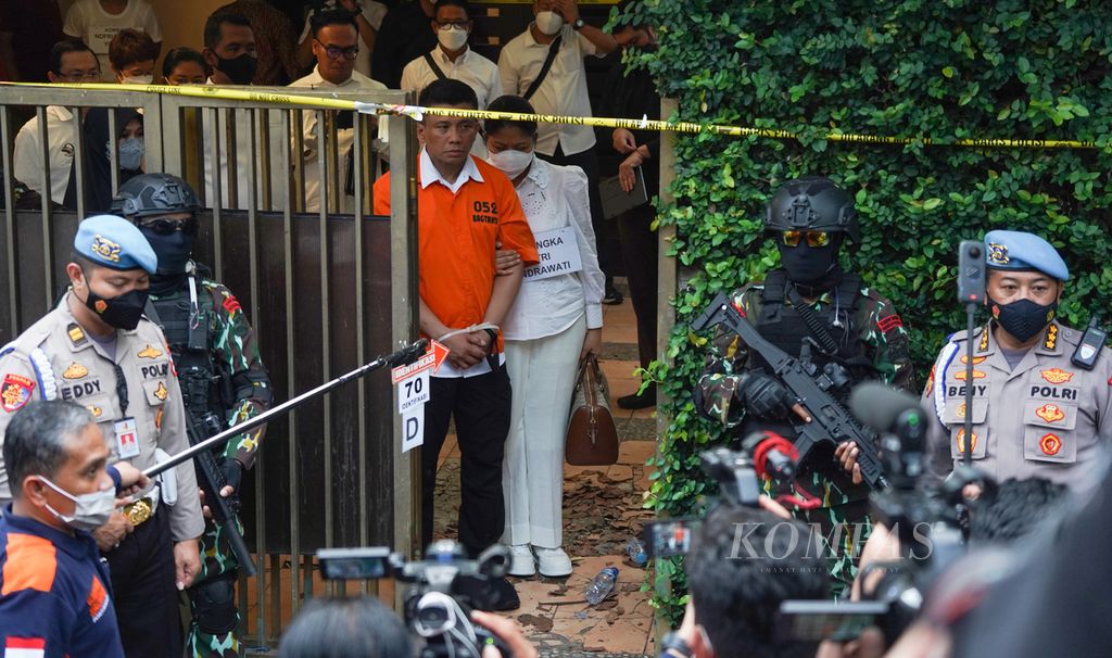 Suspect Ferdy Sambo and suspect Putri Candrawathi while participating in a series of reconstructions of the murder of Brigadier Novriansyah Yosua Hutabarat at Ferdy Sambo's official residence at the Police House Complex, Jalan Duren Tiga Utara, South Jakarta,  on Tuesday (30/8/2022).